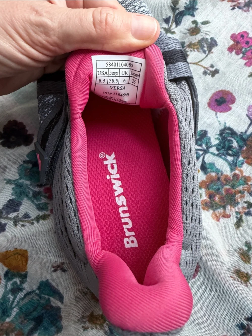 Brunswick Versa Women’s Bowling Shoes Gray Pink Size 8.5